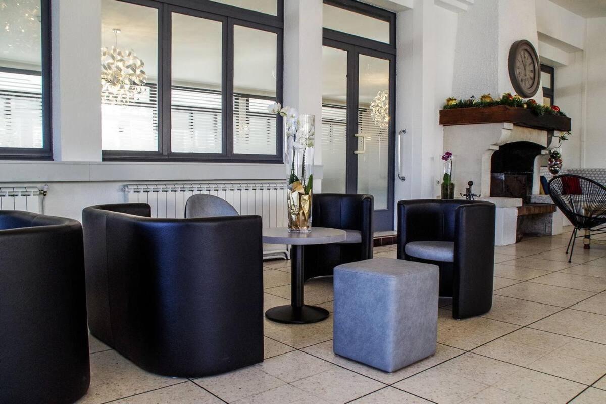 Hotel Le Robinson Beaucaire  Eksteriør billede